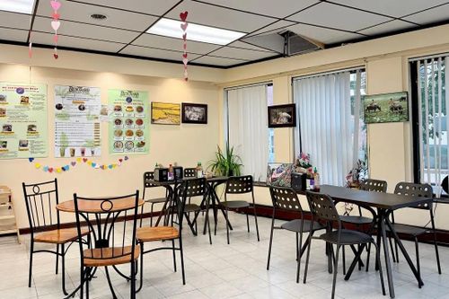  Không gian quán khá nhỏ giữa trung tâm thành phố Watervliet, Mỹ. 