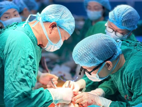  Các bác sĩ thực hiện ca ghép phổi cho bệnh nhân. Ảnh: BVCC. 