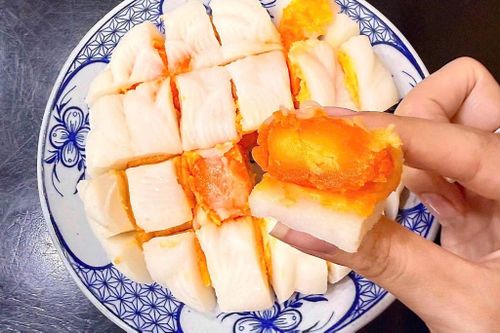 Dù xuất hiện từ mùa Trung thu năm ngoái, bánh dẻo trứng muối vẫn giữ được sức hút cho đến hiện tại. Ảnh: Đặng Huyền.
