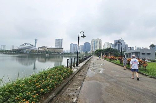 Đông đảo người dân đến công viên tập thể dục