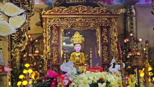 Tượng thờ Bà Đế. Ảnh Vĩnh Quân