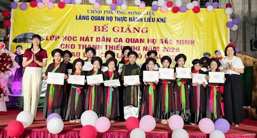 Trao Giấy chứng nhận hoàn thành lớp tập huấn cho các học viên
