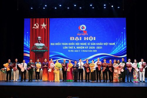 Lãnh đạo các cơ quan Trung ương tặng hoa chúc mừng các ủy viên Ban Chấp hành Hội Nghệ sĩ Sân khấu Việt Nam khóa X, nhiệm kỳ 2026 - 2031. Ảnh: Tuấn Anh
