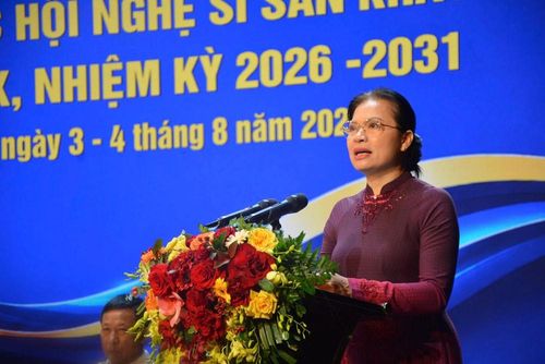 Bà Hà Thị Nga nhiệt liệt biểu dương, chúc mừng những kết quả Hội Nghệ sĩ sân khấu Việt Nam và đội ngũ nghệ sĩ sân khấu cả nước đạt được trong nhiệm kỳ qua