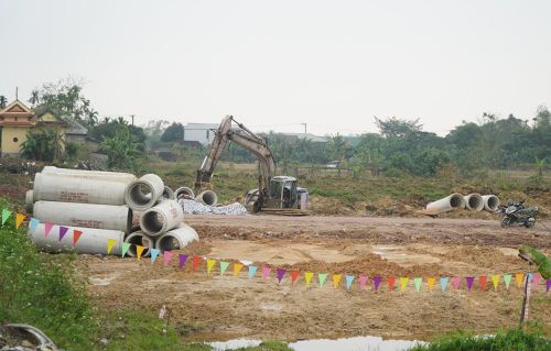 Chủ đầu tư thực hiện thi công các hạng mục hạ tầng kỹ thuật tại dự án Khu dân cư Tứ Hạ - Hương Văn. Ảnh chụp đầu năm 2026. Ảnh: T.A