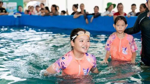 Niềm vui của các em trong lớp học bơi.