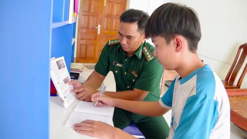 Thượng úy Sỹ chỉ dạy cho em Duy.