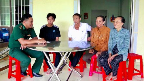 Em Thịnh (áo đen) cùng Thượng úy Sỹ trong lần về thăm người thân, gia đình.