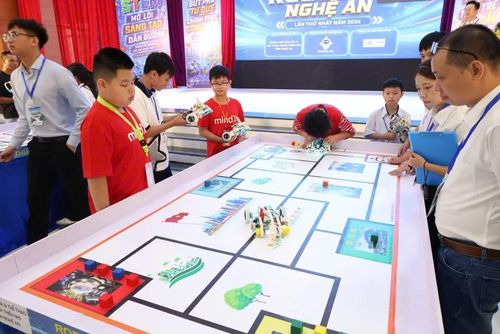 Các thí sinh thể hiện phần thi.