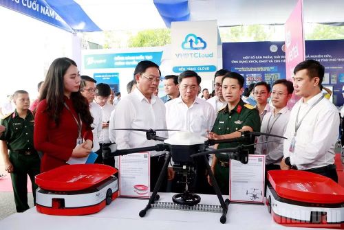 Phó Thủ tướng Hồ Quốc Dũng và các đại biểu tham quan các gian trưng bày tại hội nghị.