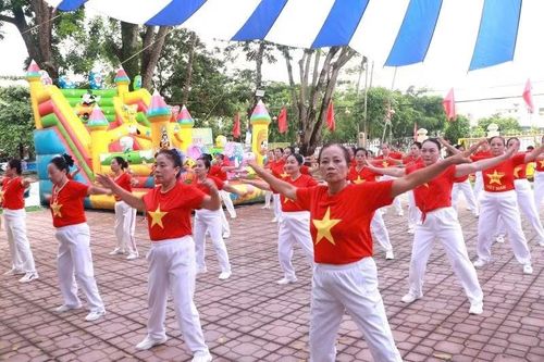 Câu lạc bộ dân vũ tại Nhà văn hóa-Khu thể thao thôn Vạn Điểm (xã Phú Xuyên). (Ảnh: Mai Dung)