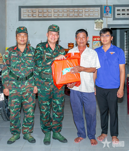 Chỉ huy Lữ đoàn Tăng thiết giáp 416 tặng quà gia đình thương binh Nguyễn Văn Thảo.
