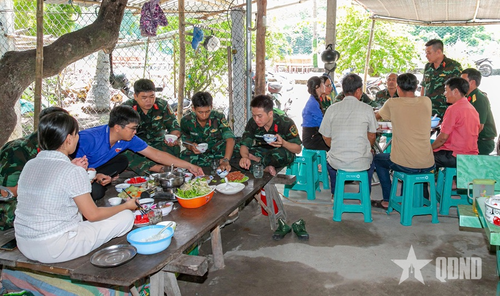 Cùng thưởng thức “Bữa cơm đoàn kết quân-dân”.