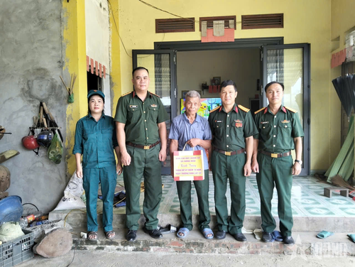 Cán bộ, chiến sĩ Ban CHQS xã Đông Ngũ (Bộ CHQS tỉnh Quảng Ninh) tặng quà hộ dân có hoàn cảnh khó khăn.