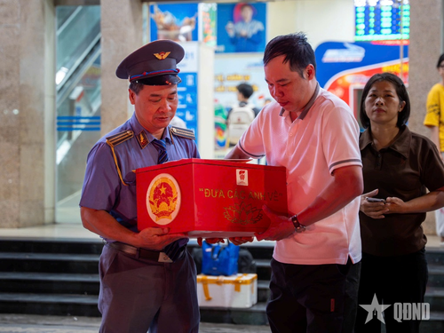  Đại diện Hội hỗ trợ gia đình liệt sĩ Việt Nam và ngành đường sắt trao lại hài cốt liệt sĩ cho gia đình. 