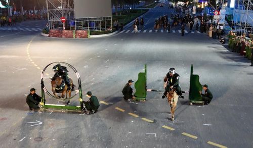 Cán bộ, chiến sĩ Đoàn Cảnh sát cơ động Kỵ binh huấn luyện ngựa nghiệp vụ vượt chướng ngại vật, nâng cao khả năng cơ động, thích nghi với nhiều loại địa hình phức tạp trong thực hiện nhiệm vụ.