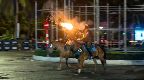 Cán bộ, chiến sĩ Đoàn Cảnh sát cơ động Kỵ binh biểu diễn kỹ thuật điều khiển ngựa kết hợp thao tác bắn súng ứng dụng, thể hiện bản lĩnh, kỹ năng và khả năng xử lý tình huống trong điều kiện cơ động.