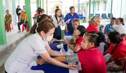 Tiến hành khám bệnh miễn phí cho người dân Núi Thành.