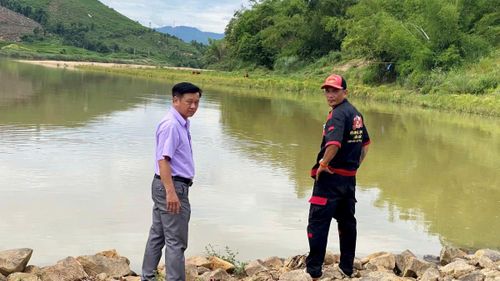 Lãnh đạo xã Nông Sơn trực tiếp xuống hiện trường để nắm tình hình.