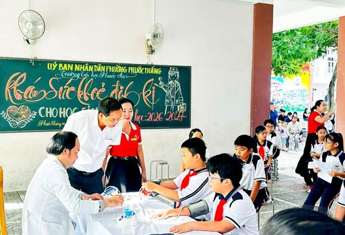 Khám sức khỏe cho học sinh Trường Tiểu học Phước An, phường Phước Thắng, TPHCM. Ảnh: Khánh Chi 