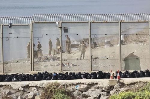  Lực lượng an ninh Morocco giám sát khu vực hàng rào ngăn cách Ceuta với Morocco. Ảnh : EFE 
