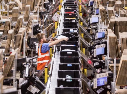  Một công nhân tại trung tâm phân phối của Amazon ở Ý. Ảnh : Giulio Napolitano / Bloomberg News 