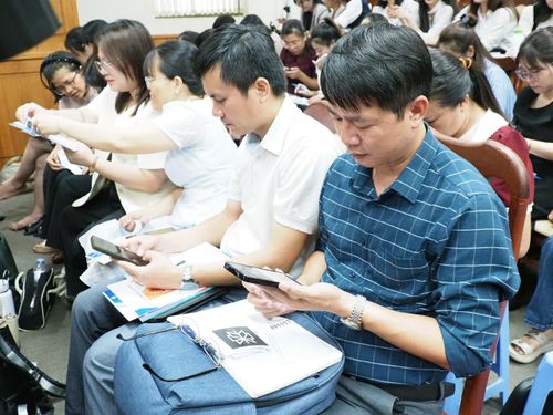  Giáo viên trực tiếp thực hành kỹ năng ứng dụng công nghệ tại hội thảo 