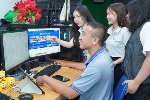  Cán bộ kỹ thuật Trường ĐH Công thương TPHCM tập trung kiểm tra, thực hiện lọc ảo và xét tuyển sáng ngày 4-8: Ảnh: THANH HÙNG 