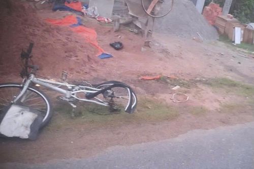 Một chiếc xe đạp tại hiện trường. Ảnh: NGƯỜI DÂN CUNG CẤP