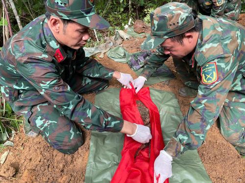 Lực lượng chức năng quy tập hài cốt liệt sĩ tại xã Đăk Pék. Ảnh: UBND xã cung cấp