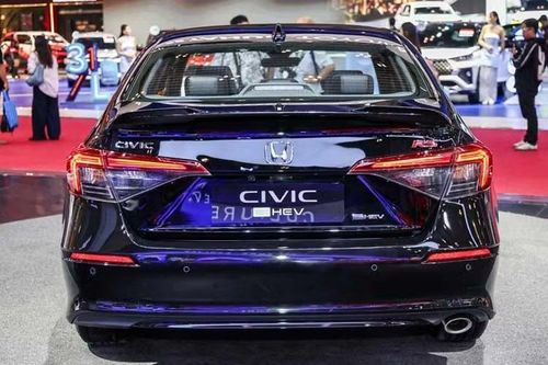Trong điều kiện vận hành thông thường, mô-tơ điện đảm nhận vai trò truyền động chính, còn động cơ xăng chủ yếu hoạt động như máy phát điện và chỉ trực tiếp dẫn động bánh xe ở tốc độ cao nhằm tối ưu hiệu suất.