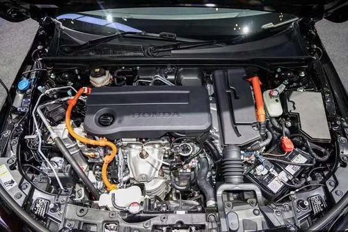 Xe sử dụng mô-tơ điện công suất 184 PS, mô-men xoắn 315 Nm, kết hợp động cơ xăng 2.0L hút khí tự nhiên phun nhiên liệu trực tiếp, cho công suất 141 PS và mô-men xoắn 182 Nm. Tổng công suất hệ thống đạt 203 PS. Ngoài ra, nhiều khả năng xe sẽ được bổ sung hệ thống cảnh báo điểm mù, trong khi camera quan sát điểm mù LaneWatch vẫn tiếp tục được duy trì.
