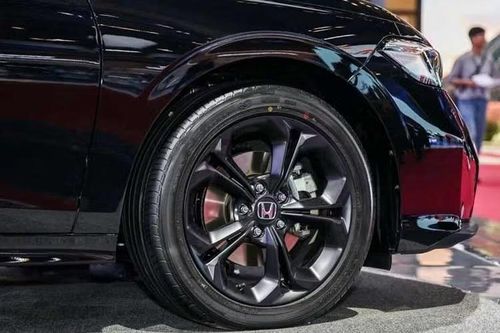 Civic e:HEV RS 2026 tại Indonesia sở hữu bộ mâm hợp kim 17 inch sơn đen, tay nắm cửa cùng màu thân xe, logo RS và các chi tiết trang trí tối màu đặc trưng. Khoang nội thất tiếp tục sử dụng tông màu đen kết hợp chỉ khâu đỏ nhằm tăng tính thể thao.