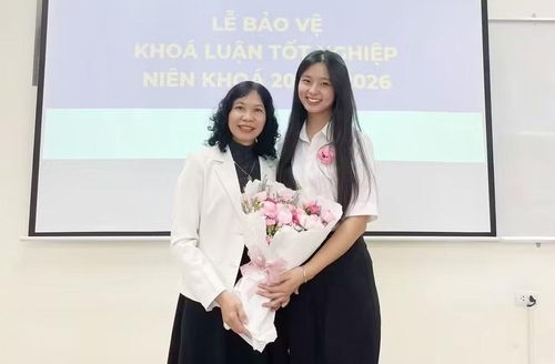 TS Nguyễn Thị Mai Dung và sinh viên Khoa Luật, Học viện Ngân hàng. Ảnh: NVCC