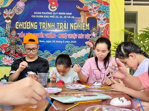 Học sinh say sưa trải nghiệm vẽ mặt nạ hát bội.
