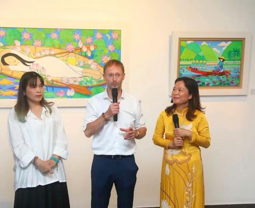 Họa sĩ John Lester (giữa) có hơn 12 năm gắn bó với Việt Nam.