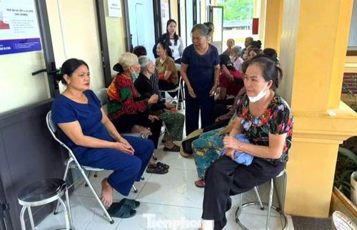  Bên cạnh việc thăm khám miễn phí, người dân còn được tiếp cận các dịch vụ y tế chuyên khoa như: khám nội tiết, xét nghiệm đường huyết, siêu âm tuyến giáp bằng máy siêu âm hiện đại, thực hiện nghiệm pháp dung nạp đường khi có chỉ định và được các bác sĩ tư vấn trực tiếp về dinh dưỡng, lối sống cũng như hướng điều trị. 