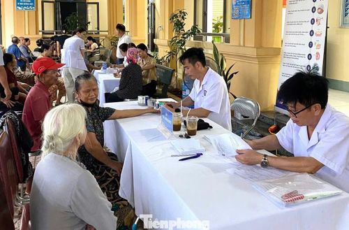 Để thực hiện các đợt khám, Bệnh viện Nội tiết Nghệ An đã đưa nhiều thiết bị y tế hiện đại cùng đội ngũ bác sĩ chuyên khoa, giàu kinh nghiệm đến tận cơ sở.