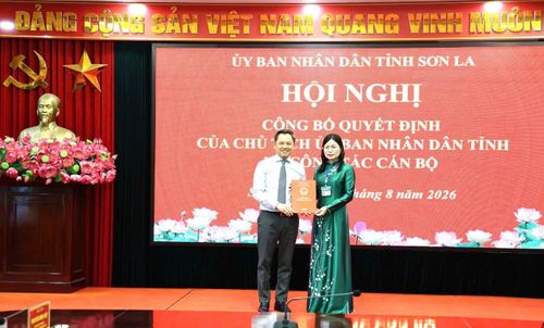 Chủ tịch UBND tỉnh Sơn La trao quyết định bổ nhiệm tân Giám đốc Sở Khoa học và Công nghệ Hà Thị Ngọc Yến. Ảnh Quốc Tuấn.