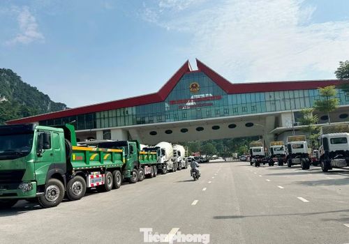 Phương tiện chờ thông quan tại cửa khẩu Hữu Nghị trong tháng 7 vừa qua.