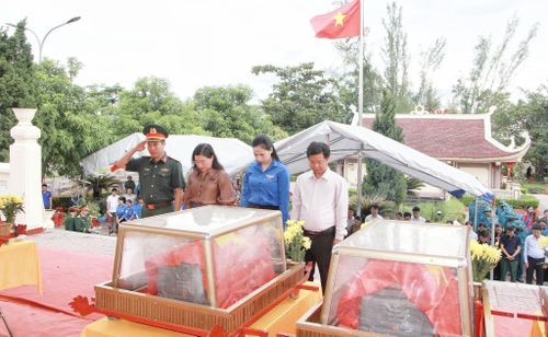 Đồng chí Nguyễn Thị Nguyệt, Phó Chủ tịch UBND tỉnh Hà Tĩnh cùng các đại biểu kính cẩn dâng hương, tưởng niệm các anh hùng liệt sĩ.