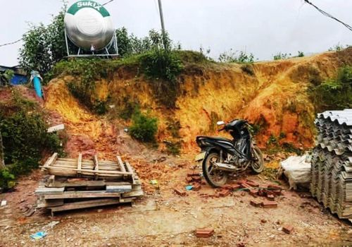 Chiếc xe máy được phát hiện bên đường ở xã Púng Luông (Lào Cai). Ảnh: NDCC
