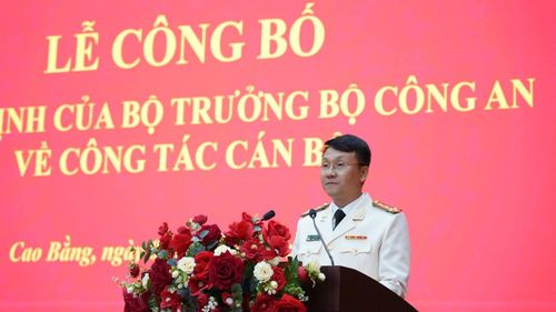 Đại tá Lê Hồng Giang phát biểu nhận nhiệm vụ.