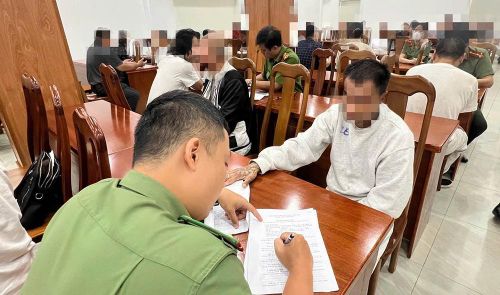 Công an TPHCM tiếp nhận công dân bị Mỹ trục xuất. Ảnh: CACC
