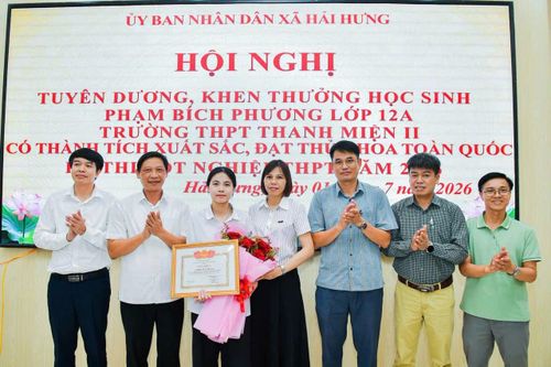 UBND xã Hải Hưng tặng giấy khen cho Phạm Bích Phương thủ khoa trong kỳ thi tốt nghiệp THPT năm 2026