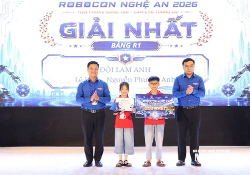 Ban Tổ chức trao giải Nhất cho 2 đội. Ảnh: Thanh Lê