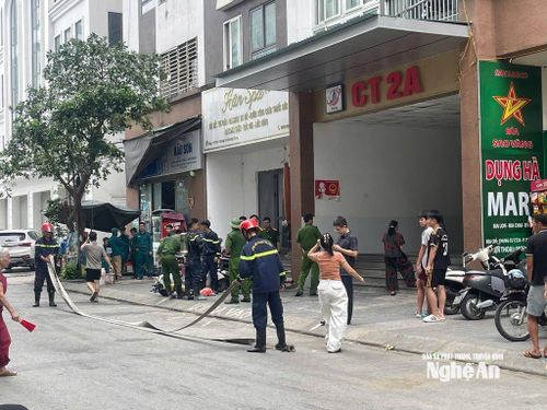 Các lực lượng khẩn trương ứng cứu chữa cháy. Ảnh: Văn Trường