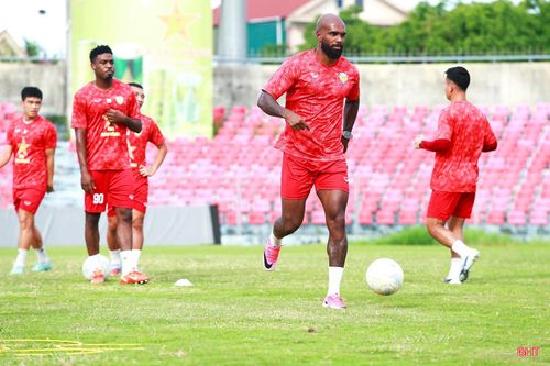 Dù đã 35 tuổi nhưng Luiz Antonio vẫn duy trì nền tảng thể lực sung mãn cùng khả năng tranh chấp ấn tượng.