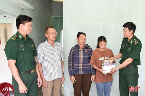 Cán bộ Đồn Biên phòng Đèo Ngang tặng quà cho học sinh nghèo vượt khó.