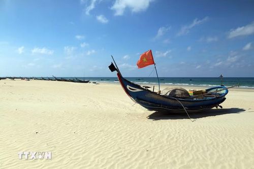 Những chiếc thuyền khai thác hải sản nhỏ của ngư dân nằm "phơi mình" trên bãi cát trắng mịn sau chuyến biển trở về. (Ảnh: Đỗ Trưởng/TTXVN)